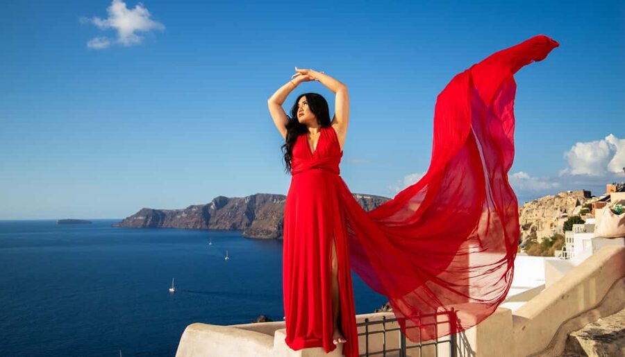 Santorini: 40-minute Photoshoot in Oia - Small Details That Make the Session Better