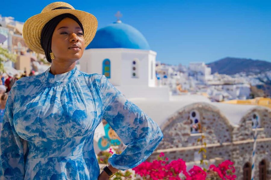 Santorini: 40-minute Photoshoot in Oia - Getting Natural Photos Without Feeling Stiff