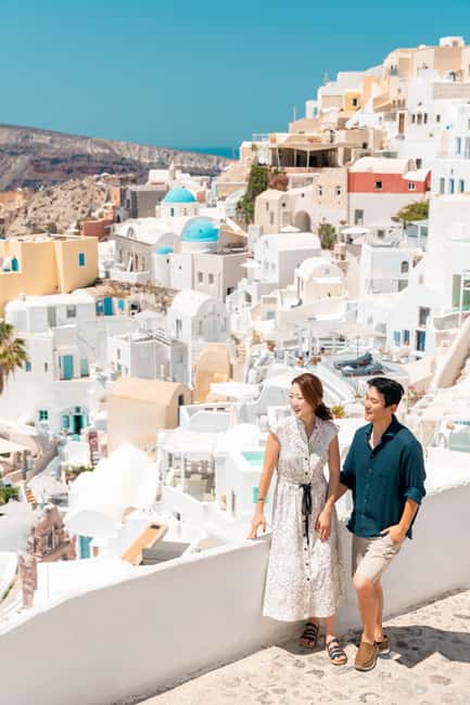 Santorini: 45-minute Photoshoot in Oia - The Blue Domes and local-only photo spots