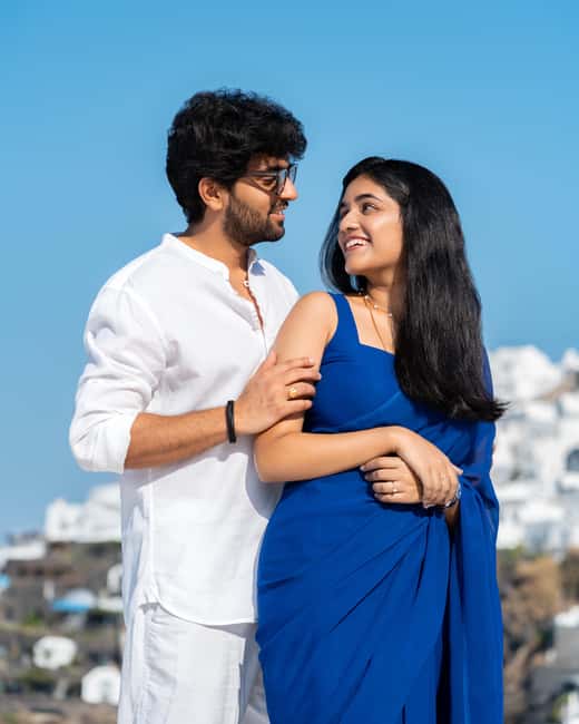 Santorini: 45-minute Photoshoot in Oia - A short route through Oia