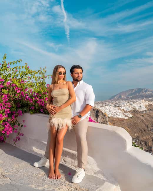 Santorini: 45-minute Photoshoot in Oia - Meeting in Nikolaou Nomikou