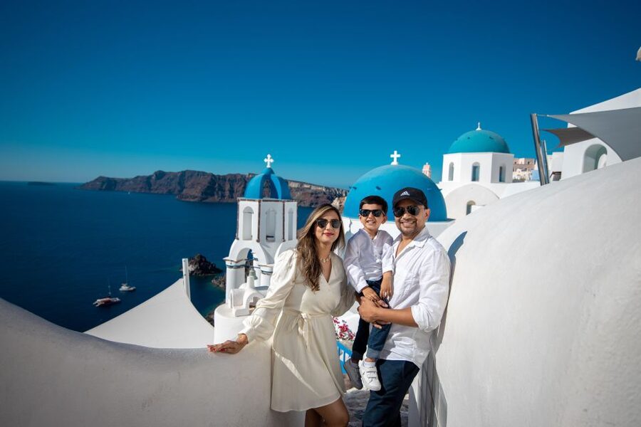 Santorini Family Photoshoot (Oia Village) - Walking between Oia’s best photo spots