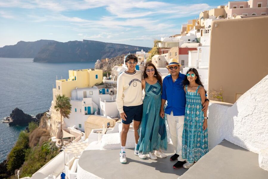 Santorini Family Photoshoot (Oia Village) - Meeting in Oia and getting started