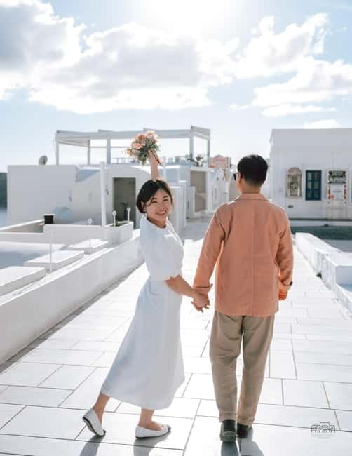 Santorini: Oia Private Couple Photoshoot with 35 Photos - Why posing help matters