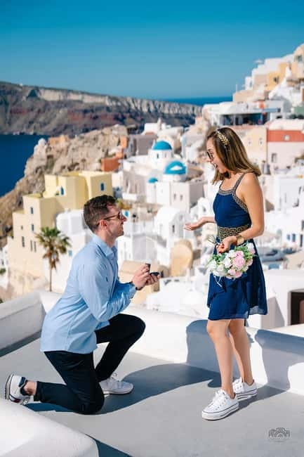 Santorini: Oia Private Couple Photoshoot with 35 Photos - The white buildings and blue domes