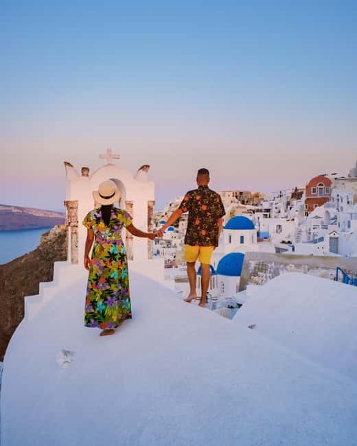 Santorini: Private Oia Village Photoshoot - Meeting your photographer outside Osteria
