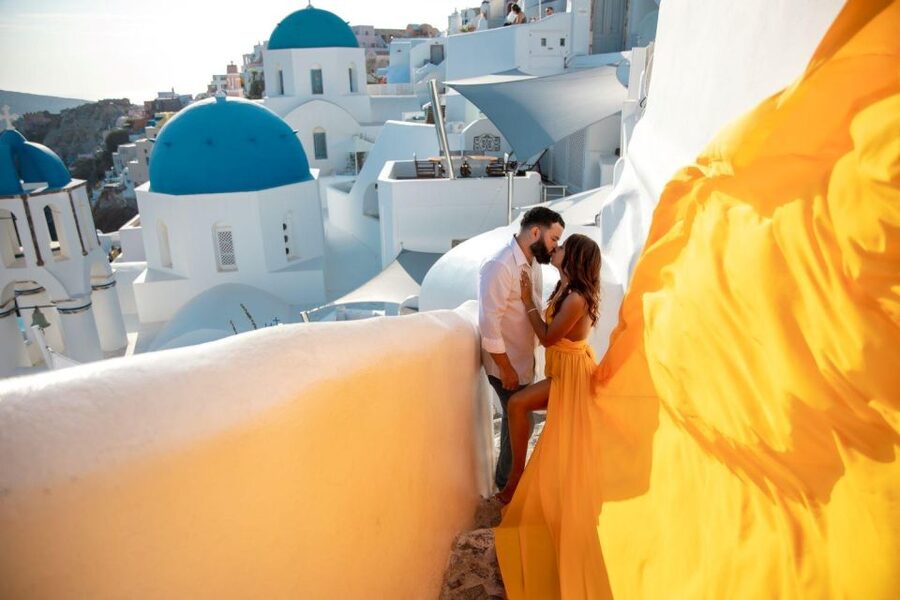 Santorini: Unique Flying Dress Photoshoot Experience - Posing help for first-time photo subjects