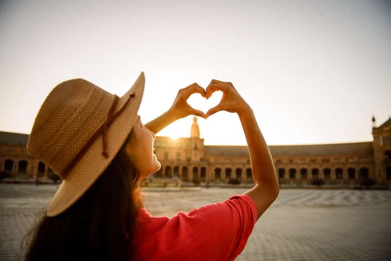 Seville: Personal Holiday Photoshoot - Starting at Plaza de España and Aníbal González’s sculpture