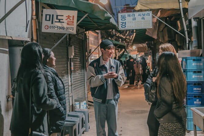 Street photoshoot and Seoul Hidden gem History Walking Tour - Cheonggyecheon Stream and Seun Arcade at Evening Light