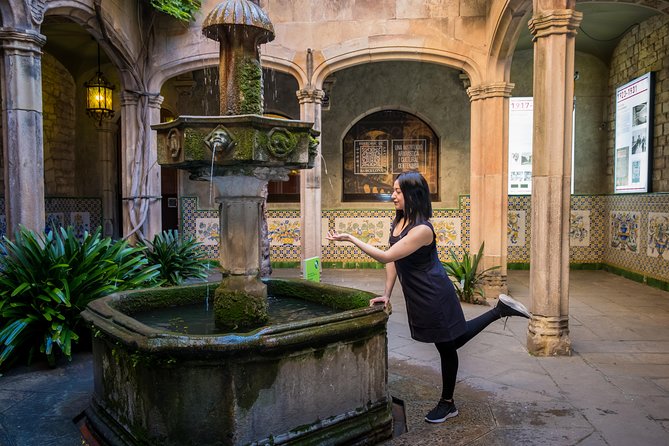 Sunny Barcelona Photoshoot - Starting beside Barcelona Cathedral