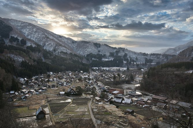 Takayama and Shirakawago/Photoshoot by professional photographer - Transport makes the long route easier