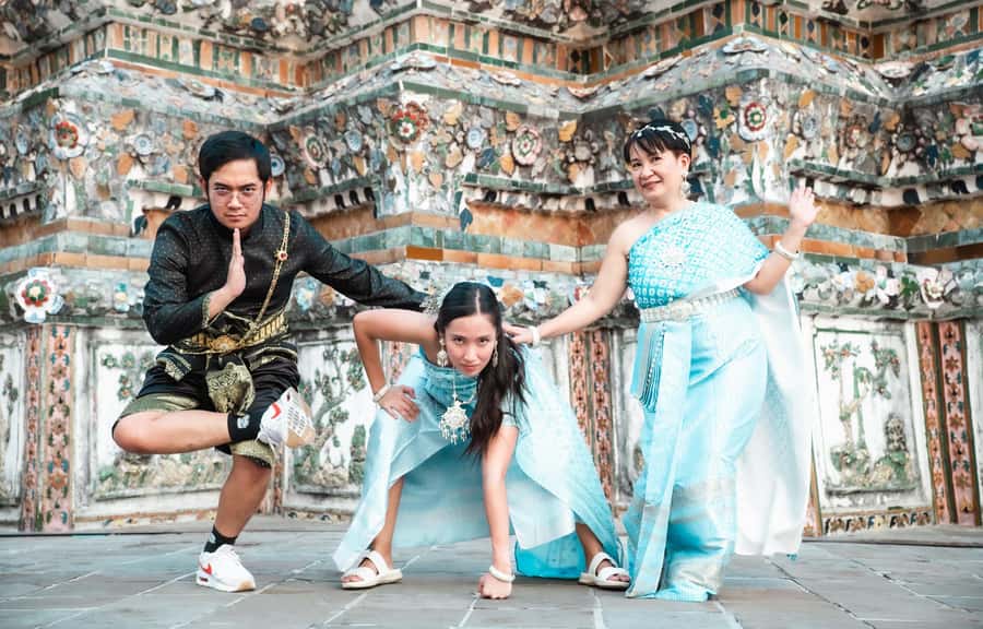 Thai Costume Photographer at Wat Arun/Pho in Bangkok - Why a Wat Arun photo session works so well