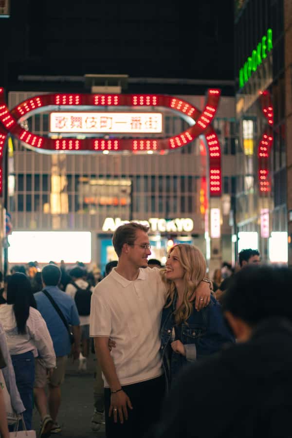 Tokyo: Evening Photography Tour - Shinjuku: city scenery with room for creative portraits