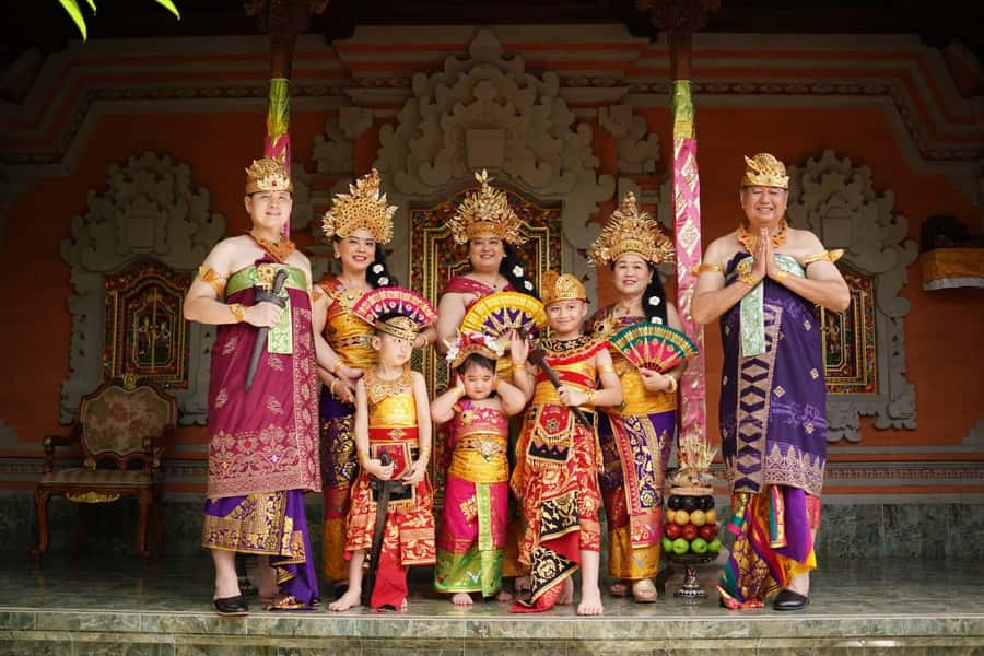 Ubud: Balinese Costume Photoshoot with Make Up - Entering the traditional house in Singapadu