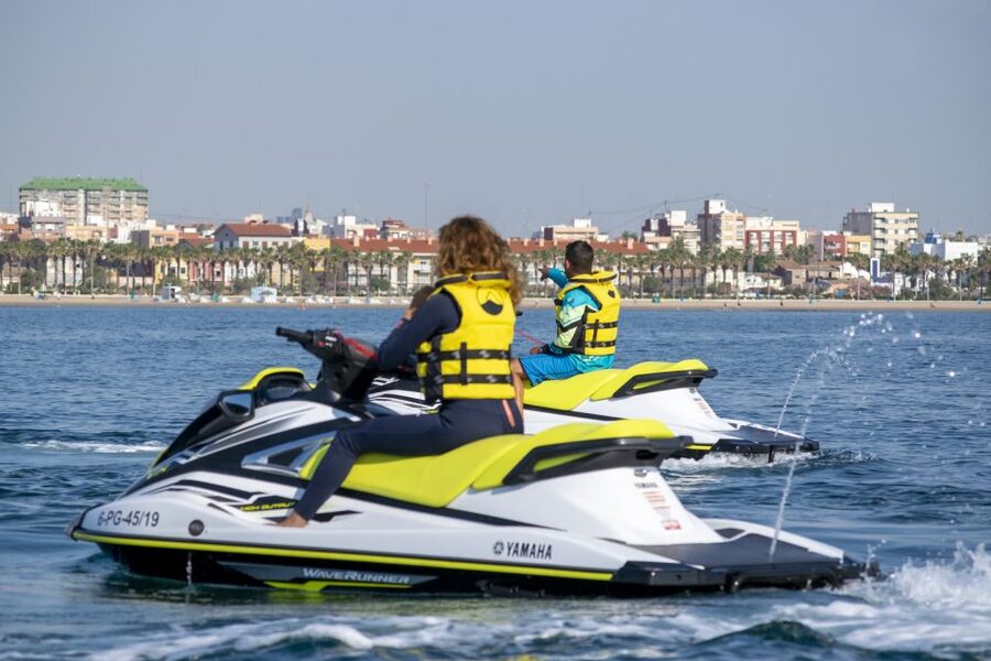 Valencia: Jet Ski Tour + Paddle Surf + Photos + Free drink - The first few minutes on the jet ski