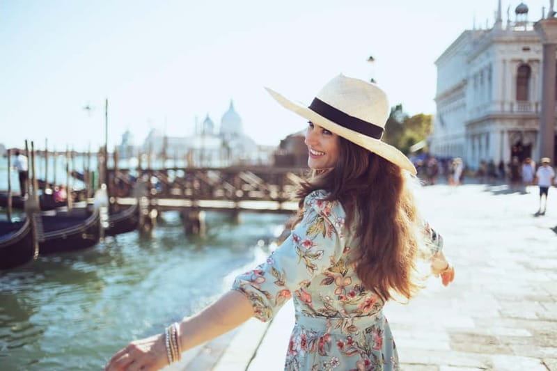 Venice: Photoshoot at The Grand Canal & Rialto Bridge - Accessibility, languages, and booking flexibility