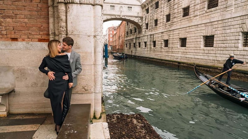 Venice private photo shoot with a local photographer! - Key Points at a Glance