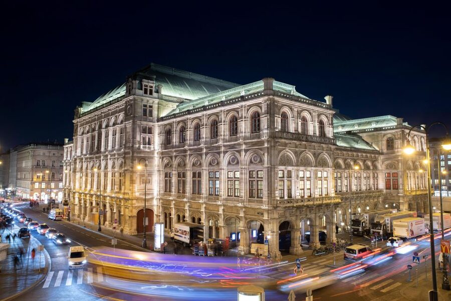 VIENNA AT NIGHT: PRIVATE PHOTO TOUR - What happens at the illuminated buildings and squares