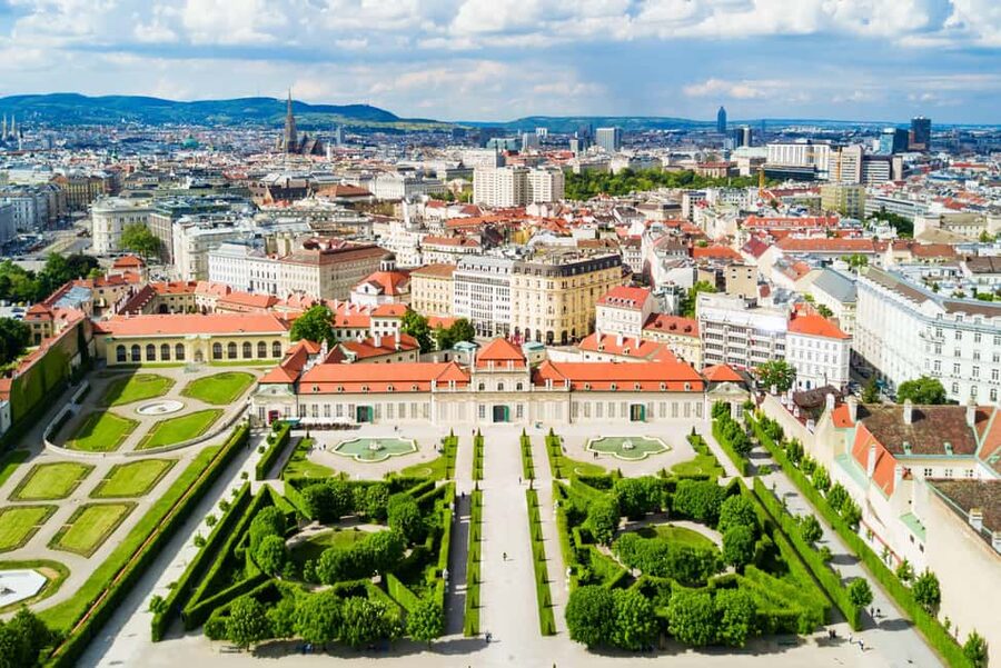 Vienna: Christmas Photoshoot with a Pro Photographer - Burggarten, Mozart, and a softer photo setting