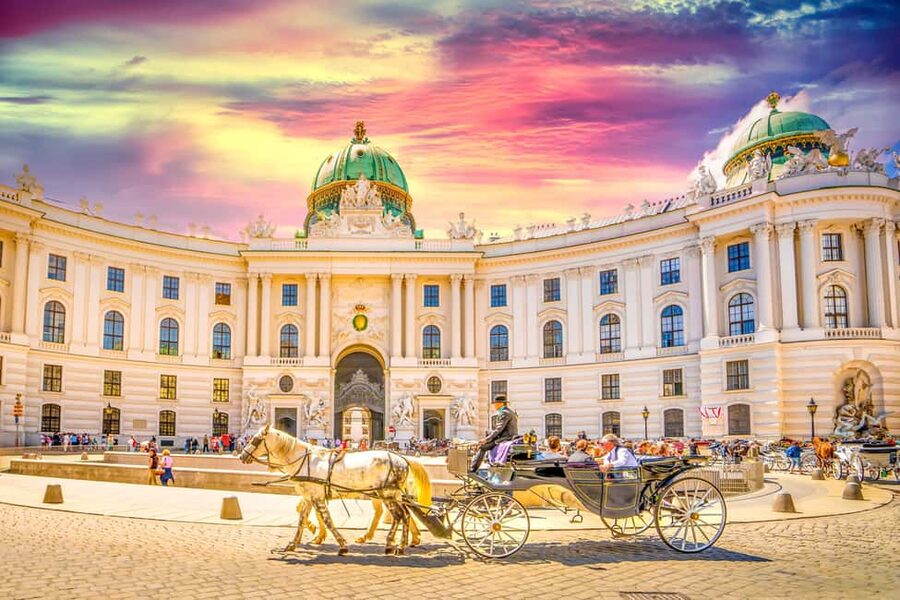 Vienna: Christmas Photoshoot with a Pro Photographer - Maria-Theresien-Platz and the twin museums