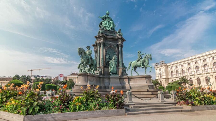 Vienna: Christmas Photoshoot with a Pro Photographer - Parliament, Rathaus, and Burgtheater