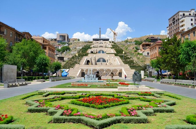 Yerevan city tour with drinks in a classic car with photography - Key points at a glance