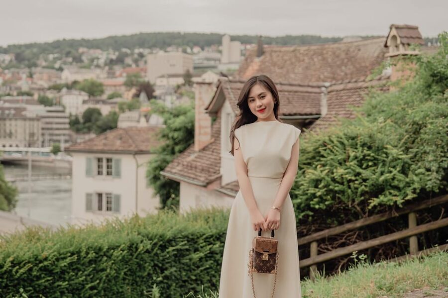 Zurich: Professional Photoshoot at the Best Spots - Walking through Zurich’s old town