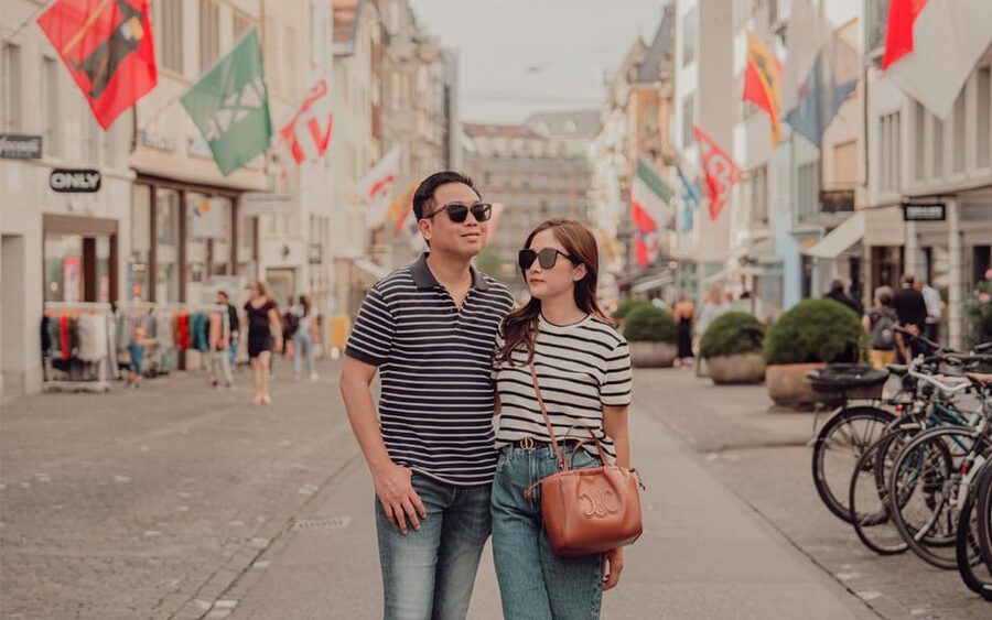 Zurich: Professional Photoshoot at the Best Spots - Finishing at Rathausbrücke